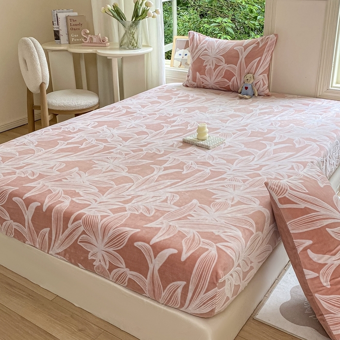 91家纺网 家纺一手货源 找家纺 大境 2024新款A类雕花绒牛奶绒床笠三件套单床笠宝宝绒婴儿绒 叶阑 蔷薇粉