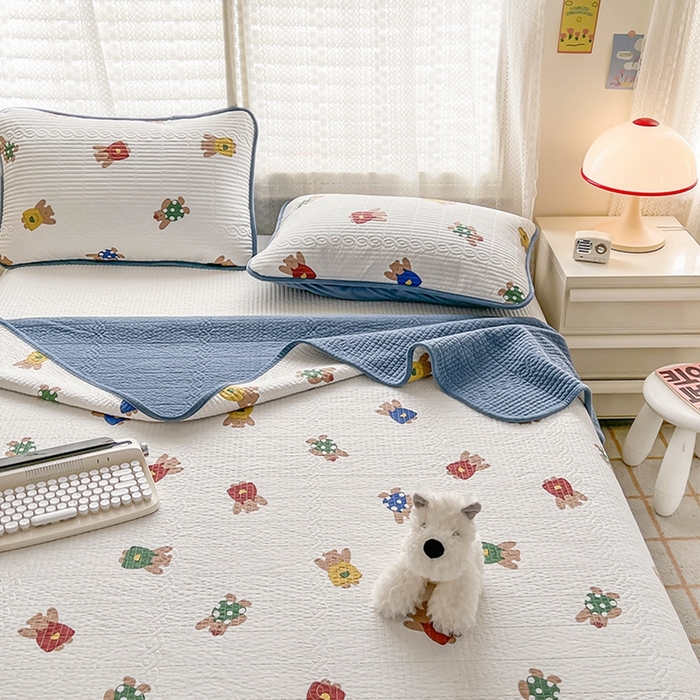 91家纺网 家纺一手货源 找家纺 沐纯家居 2025新款婴儿绒纯棉水洗床盖 萌宠小熊-海蓝