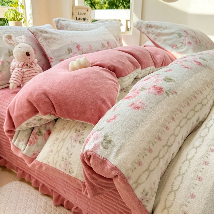 91家纺网 家纺一手货源 找家纺 尚美 2024新款高克重印花花边牛奶绒床盖四件套 浪漫