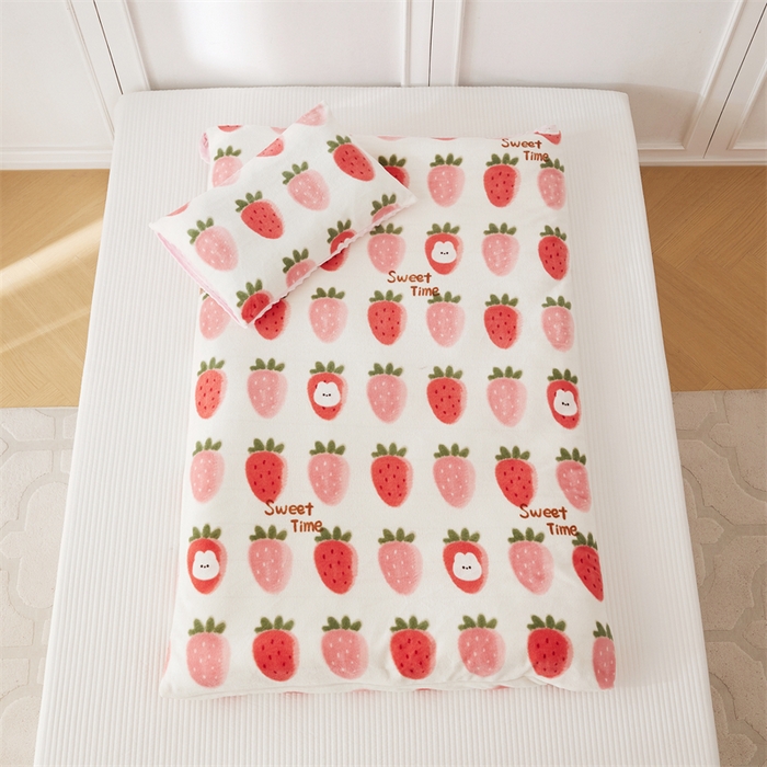 91家纺网 家纺一手货源 找家纺 艾佳宝贝 2024牛奶绒豆豆绒可拆式多功能防踢被 防踢被-草莓甜心