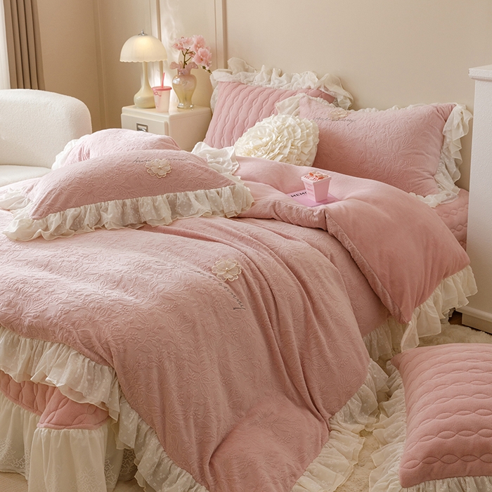 91家纺网 家纺一手货源 找家纺 胜权家纺 2024秋冬新款法式牛奶绒蕾丝床盖四件套系列-爱丽丝 爱丽丝-胭脂粉