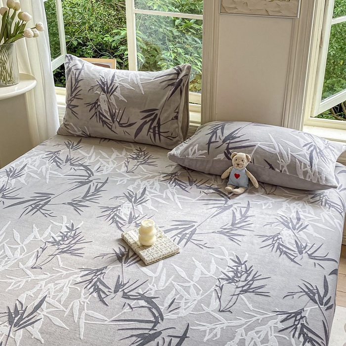 91家纺网 家纺一手货源 找家纺 大境 2024新款A类雕花绒牛奶绒床笠三件套单床笠宝宝绒婴儿绒 水墨竹 红灰