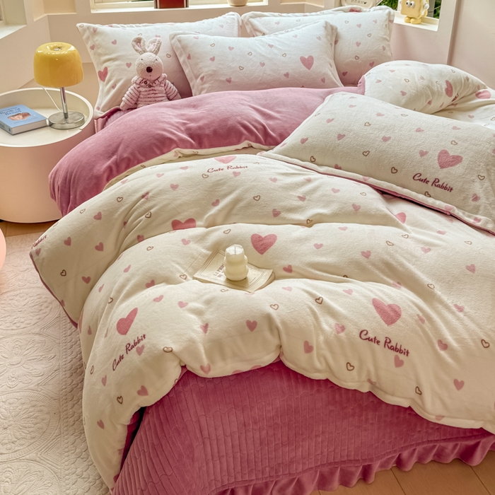 91家纺网 家纺一手货源 找家纺 尚美 2024新款高克重印花花边牛奶绒床盖四件套 粉爱心