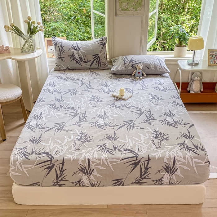 91家纺网 家纺一手货源 找家纺 大境 2024新款A类雕花绒牛奶绒床笠三件套单床笠宝宝绒婴儿绒 水墨竹 红灰