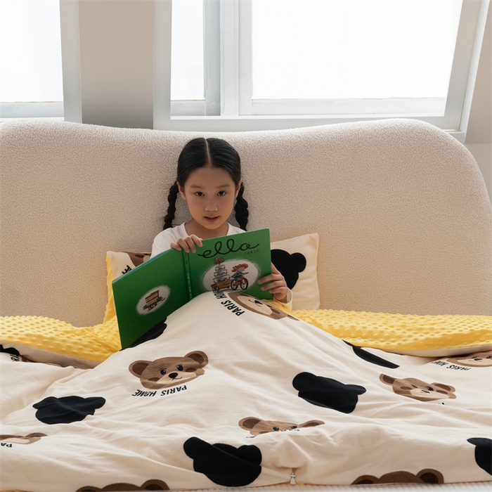 91家纺网 家纺一手货源 找家纺 艾佳宝贝 2024牛奶绒豆豆绒可拆式多功能防踢被 防踢被-乖乖熊