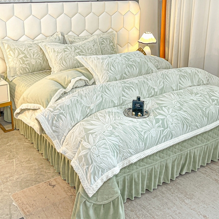 91家纺网 家纺一手货源 找家纺 芷卧 2025新款韩版立体雕花牛奶绒夹棉床盖款四件套 明媚春风-果绿
