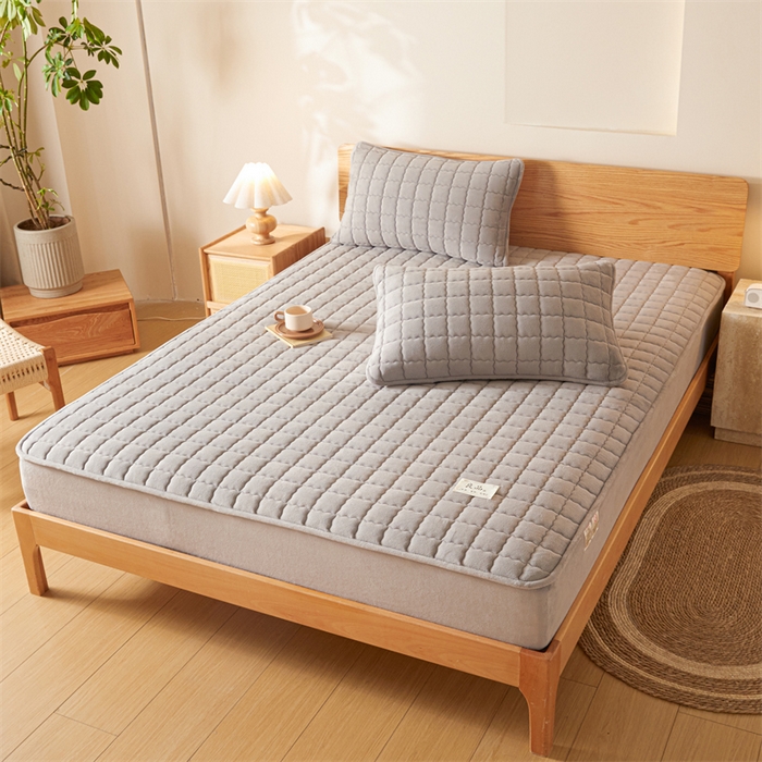 91家纺网 家纺一手货源 找家纺 鑫钰 2024新款A类无印风牛奶绒大豆夹棉床笠-暖格 暖格-紫灰