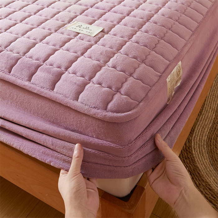 91家纺网 家纺一手货源 找家纺 鑫钰 2024新款A类无印风牛奶绒大豆夹棉床笠-暖格 暖格-紫色