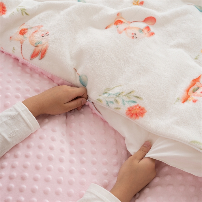 91家纺网 家纺一手货源 找家纺 艾佳宝贝 2024牛奶绒豆豆绒可拆式多功能防踢被 防踢被-春日游玩