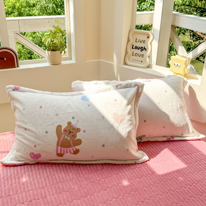 91家纺网 家纺一手货源 找家纺 尚美 2024新款高克重印花花边牛奶绒床盖四件套 熊宝的快乐