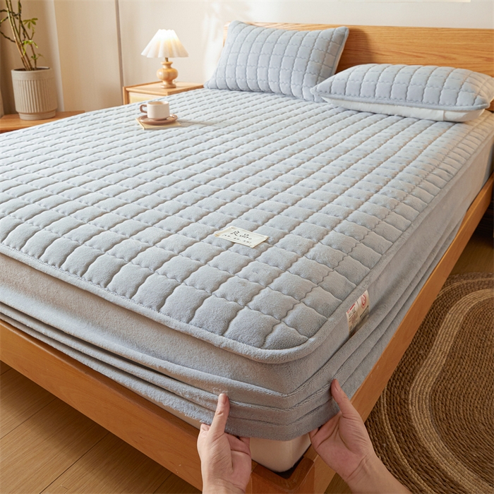 91家纺网 家纺一手货源 找家纺 鑫钰 2024新款A类无印风牛奶绒大豆夹棉床笠-暖格 暖格-浅灰