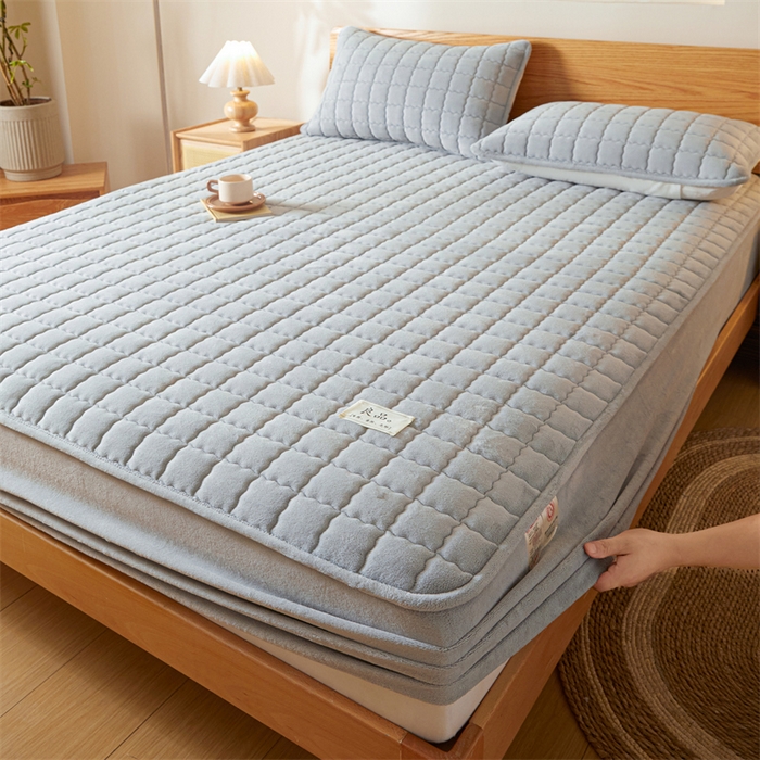 91家纺网 家纺一手货源 找家纺 鑫钰 2024新款A类无印风牛奶绒大豆夹棉床笠-暖格 暖格-浅灰