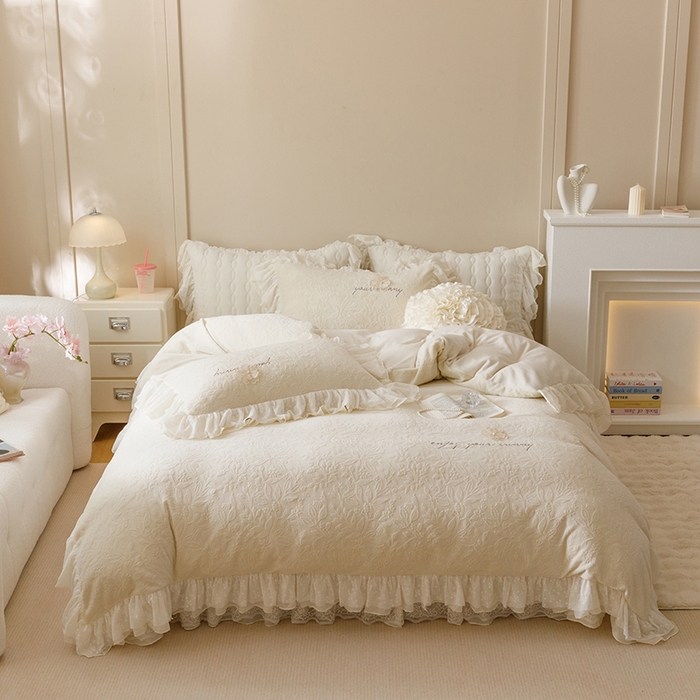 91家纺网 家纺一手货源 找家纺 胜权家纺 2024秋冬新款法式牛奶绒蕾丝床盖四件套系列-爱丽丝 爱丽丝-珍珠白