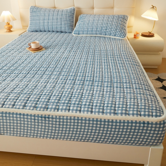 91家纺网 家纺一手货源 找家纺 鑫钰 2024新款A类无印风牛奶绒大豆夹棉床笠-暖格 暖格-蓝小格