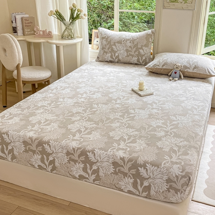 91家纺网 家纺一手货源 找家纺 大境 2024新款A类雕花绒牛奶绒床笠三件套单床笠宝宝绒婴儿绒 罗曼 淡灰