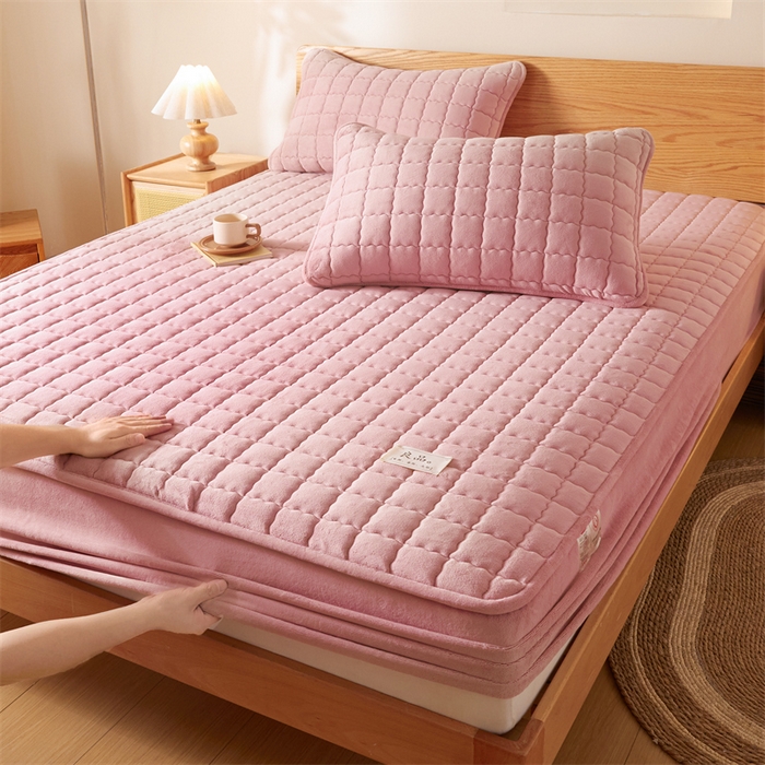 91家纺网 家纺一手货源 找家纺 鑫钰 2024新款A类无印风牛奶绒大豆夹棉床笠-暖格 暖格-绯粉