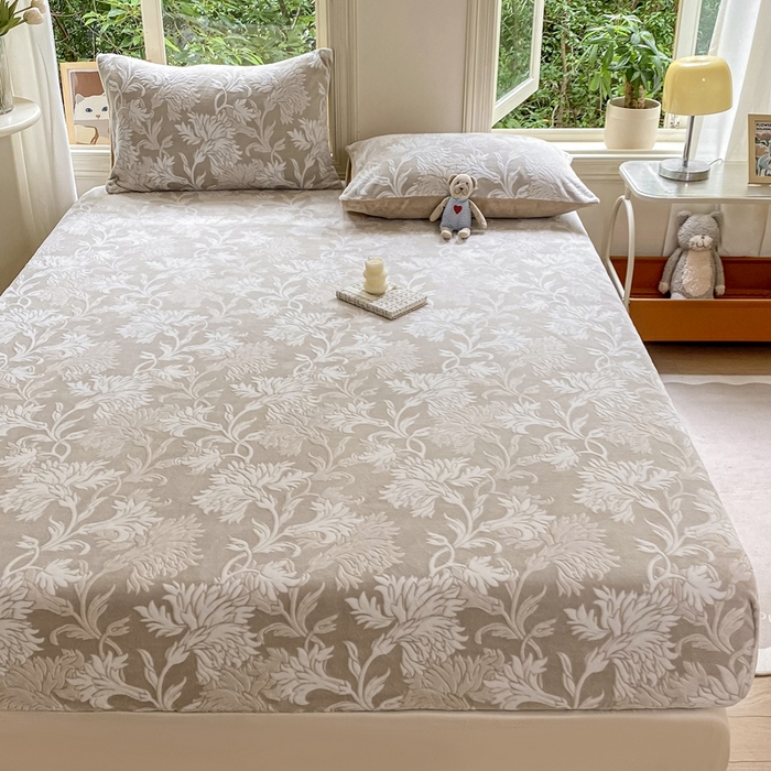 91家纺网 家纺一手货源 找家纺 大境 2024新款A类雕花绒牛奶绒床笠三件套单床笠宝宝绒婴儿绒 罗曼 淡灰