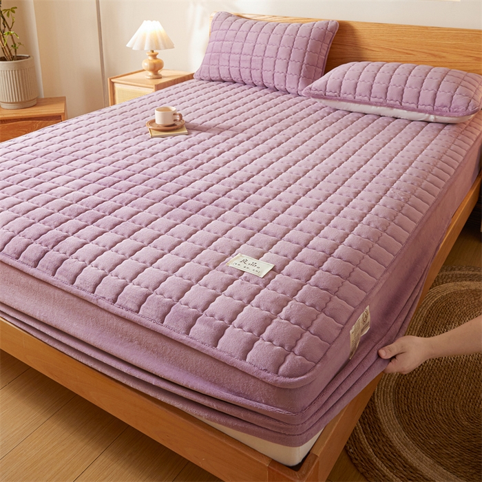 91家纺网 家纺一手货源 找家纺 鑫钰 2024新款A类无印风牛奶绒大豆夹棉床笠-暖格 暖格-紫色