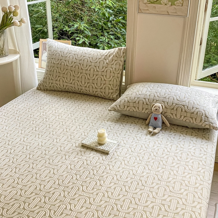 91家纺网 家纺一手货源 找家纺 大境 2024新款A类雕花绒牛奶绒床笠三件套单床笠宝宝绒婴儿绒 巴克曼 米灰