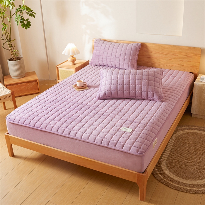 91家纺网 家纺一手货源 找家纺 鑫钰 2024新款A类无印风牛奶绒大豆夹棉床笠-暖格 暖格-紫色