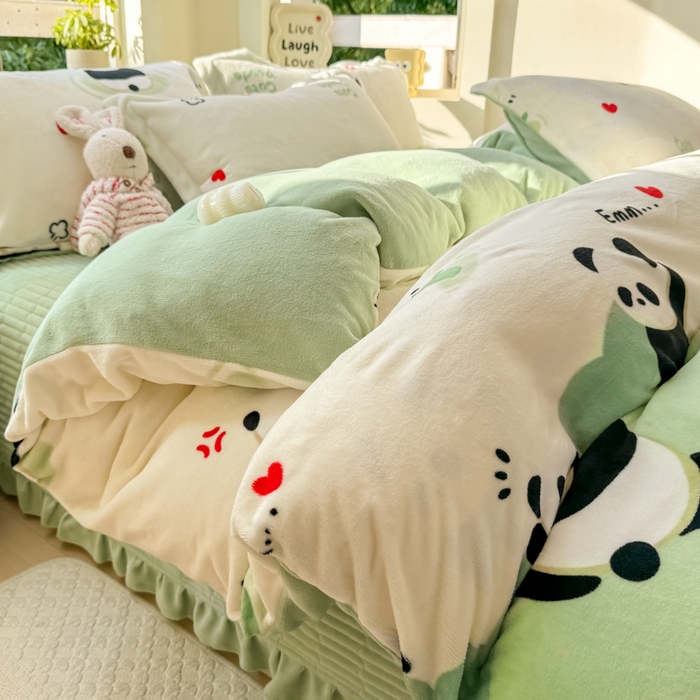 91家纺网 家纺一手货源 找家纺 尚美 2024新款高克重印花花边牛奶绒床盖四件套 绿熊猫