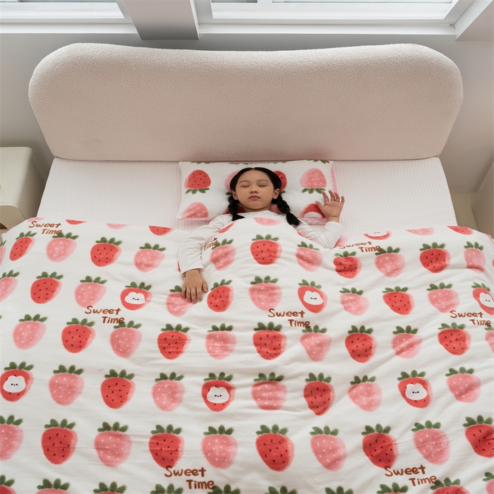 91家纺网 家纺一手货源 找家纺 艾佳宝贝 2024牛奶绒豆豆绒可拆式多功能防踢被 防踢被-草莓甜心