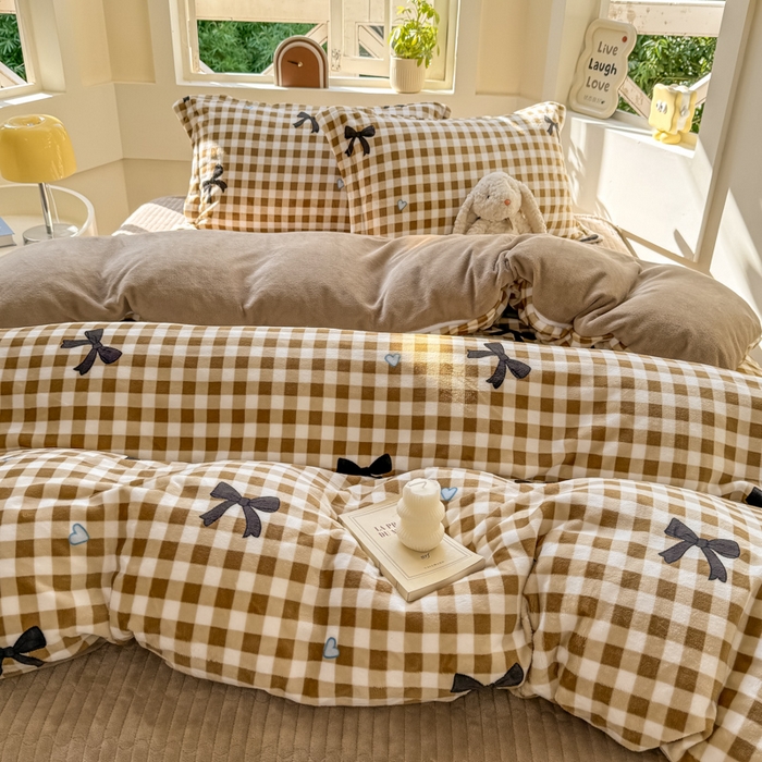 91家纺网 家纺一手货源 找家纺 尚美 2024新款高克重印花花边牛奶绒床盖四件套 咖色蝴蝶梦