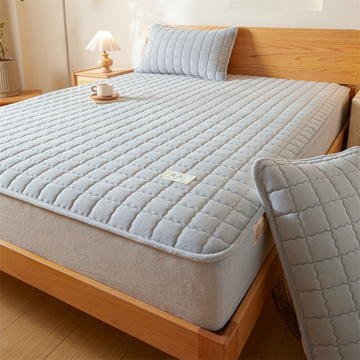 91家纺网 家纺一手货源 找家纺 鑫钰 2024新款A类无印风牛奶绒大豆夹棉床笠-暖格 暖格-浅灰