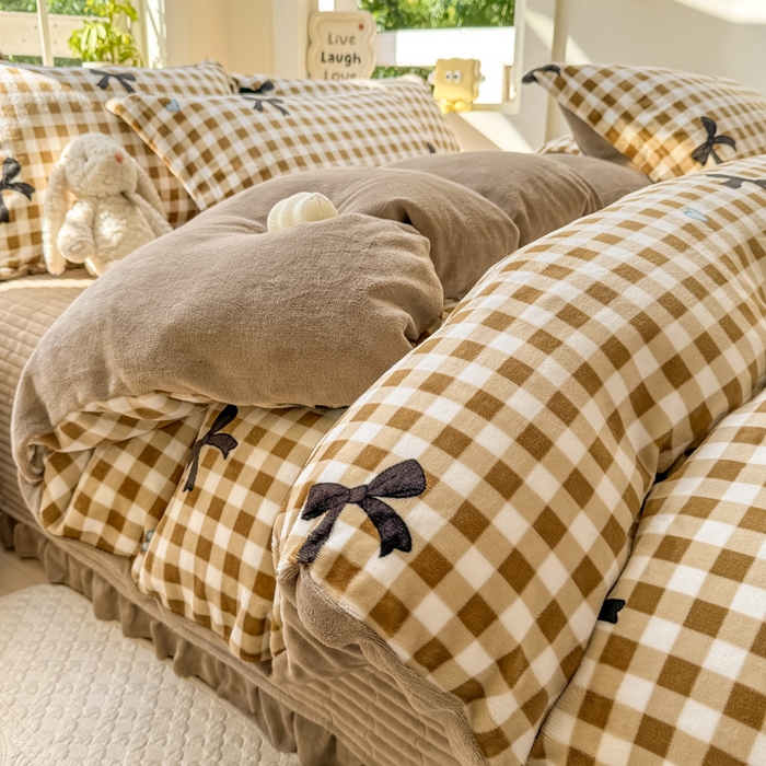 91家纺网 家纺一手货源 找家纺 尚美 2024新款高克重印花花边牛奶绒床盖四件套 咖色蝴蝶梦