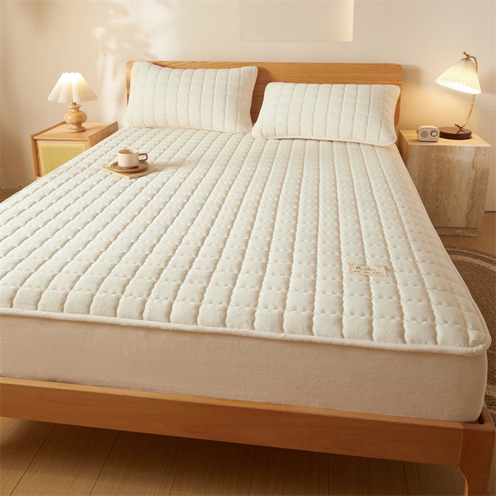 91家纺网 家纺一手货源 找家纺 鑫钰 2024新款A类无印风牛奶绒大豆夹棉床笠-暖格 暖格-米白