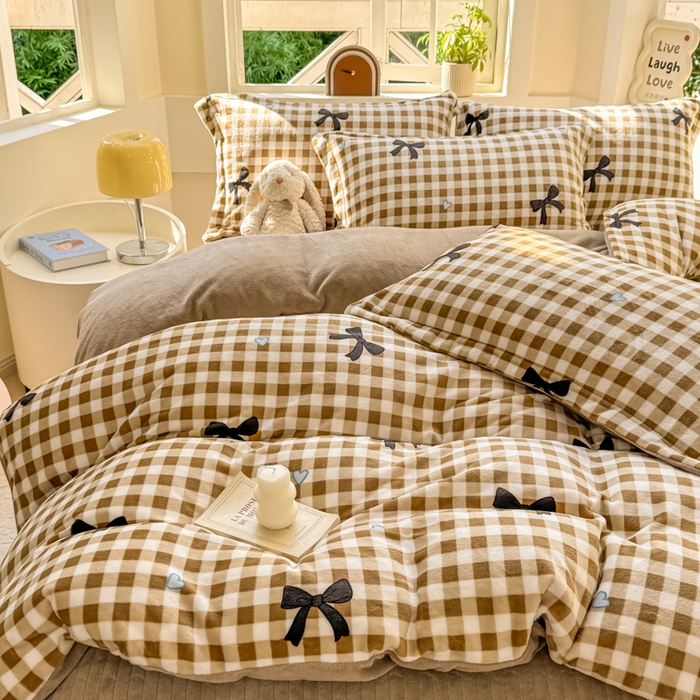 91家纺网 家纺一手货源 找家纺 尚美 2024新款高克重印花花边牛奶绒床盖四件套 咖色蝴蝶梦