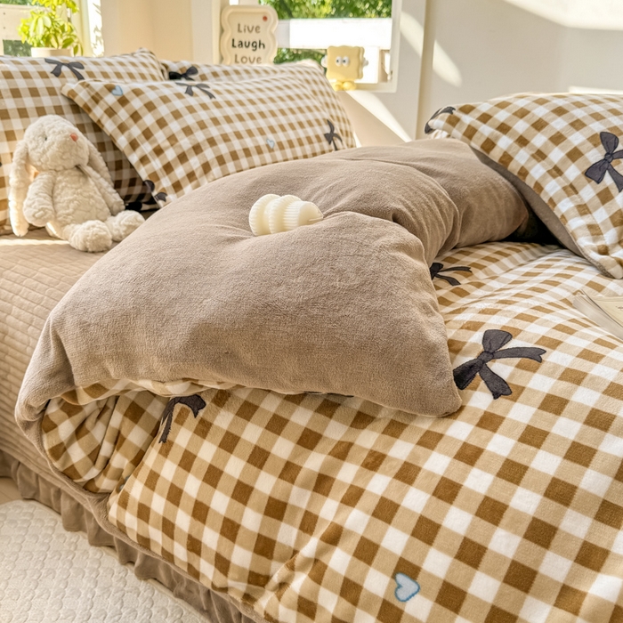 91家纺网 家纺一手货源 找家纺 尚美 2024新款高克重印花花边牛奶绒床盖四件套 咖色蝴蝶梦