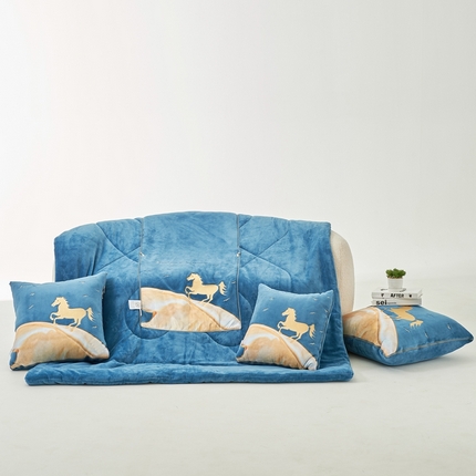 （总）照世家纺 2024新款牛奶绒策马奔腾抱枕被系列（控价72、92、139、169、219）