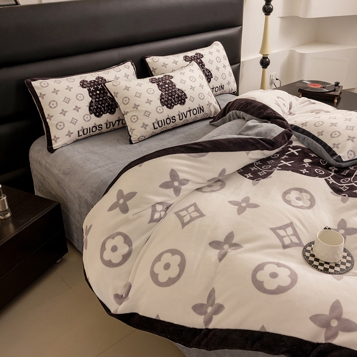 91家纺网 家纺一手货源 找家纺 摩卡（乐趣） 2024新款高克重牛奶绒大版印花四件套 熊仔白