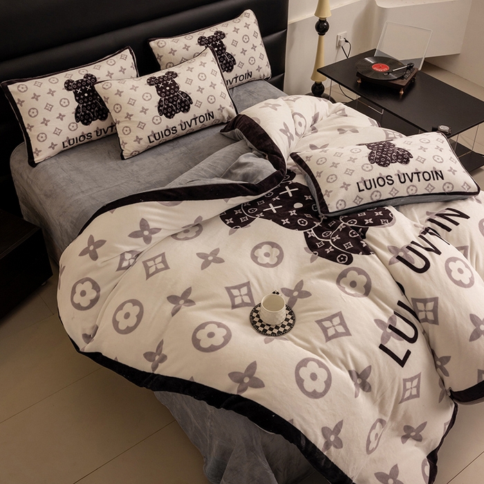 91家纺网 家纺一手货源 找家纺 摩卡（乐趣） 2024新款高克重牛奶绒大版印花四件套 熊仔白