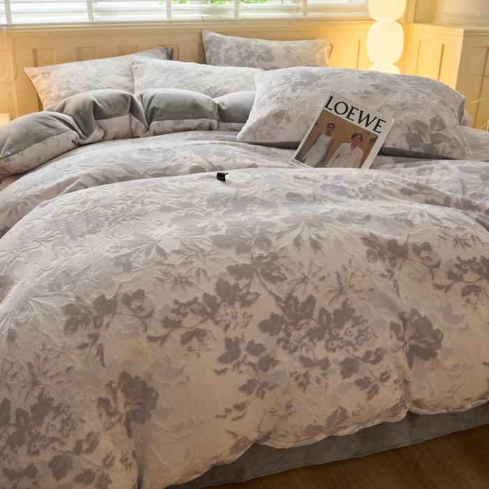 91家纺网 家纺一手货源 找家纺 鑫琪莱家纺 2024新款着色烂花牛奶绒四件套 花涧-水墨