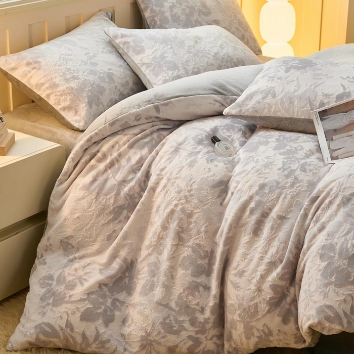 91家纺网 家纺一手货源 找家纺 鑫琪莱家纺 2024新款着色烂花牛奶绒四件套 花涧-水墨