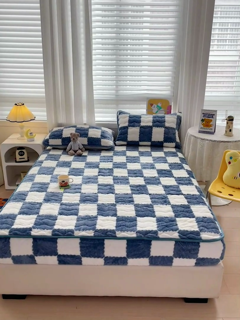 91家纺网 家纺一手货源 找家纺 叠派家纺 2024款秋冬北极绒加厚夹棉床笠三件套印花泰迪绒床垫保护罩-格子系列 蓝