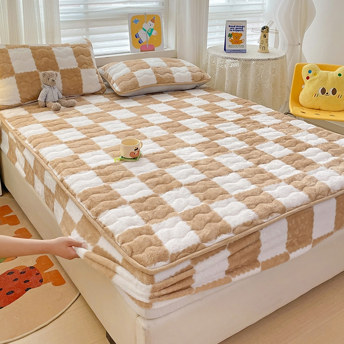 91家纺网 家纺一手货源 找家纺 叠派家纺 2024款秋冬北极绒加厚夹棉床笠三件套印花泰迪绒床垫保护罩-格子系列 咖