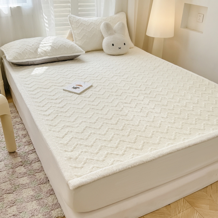 91家纺网 家纺一手货源 找家纺 子曰 2024新款牛奶绒夹棉床垫三件套 优雅白