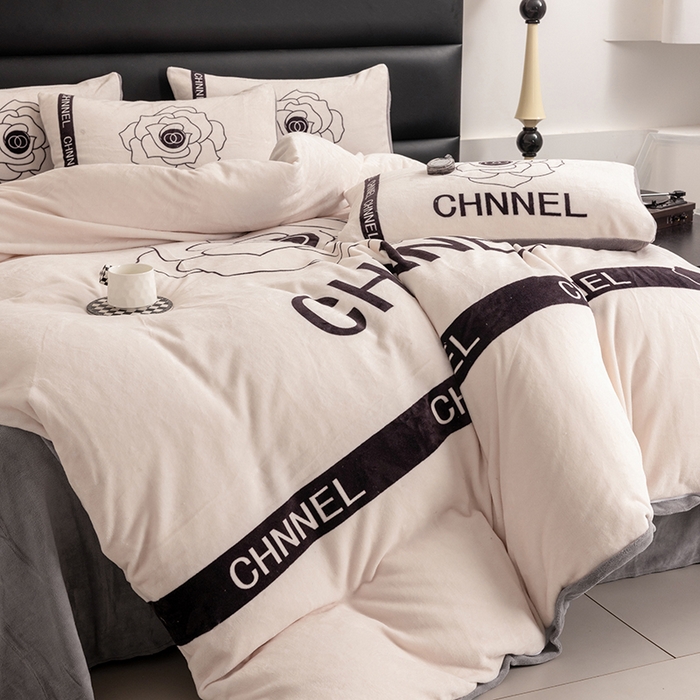 91家纺网 家纺一手货源 找家纺 摩卡（乐趣） 2024新款高克重牛奶绒大版印花四件套 山茶花