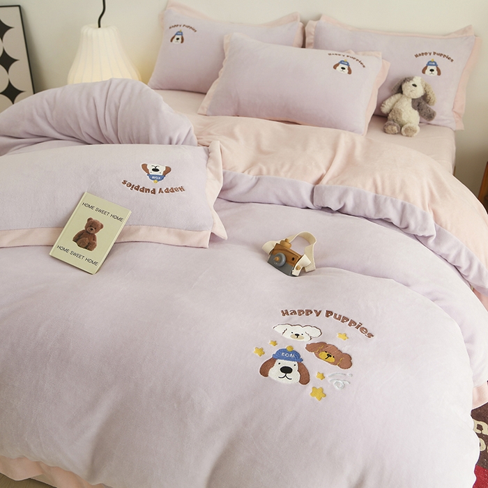 91家纺网 家纺一手货源 找家纺 大渔生活 2025新款高克重卡通牛奶绒刺绣四件套--耶耶狗 耶耶狗-紫