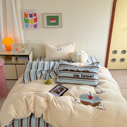 91家纺网 家纺一手货源 找家纺 暖生活 2024新款230克高克重原创设计毛巾绣牛奶绒四件套 海盐蛋糕