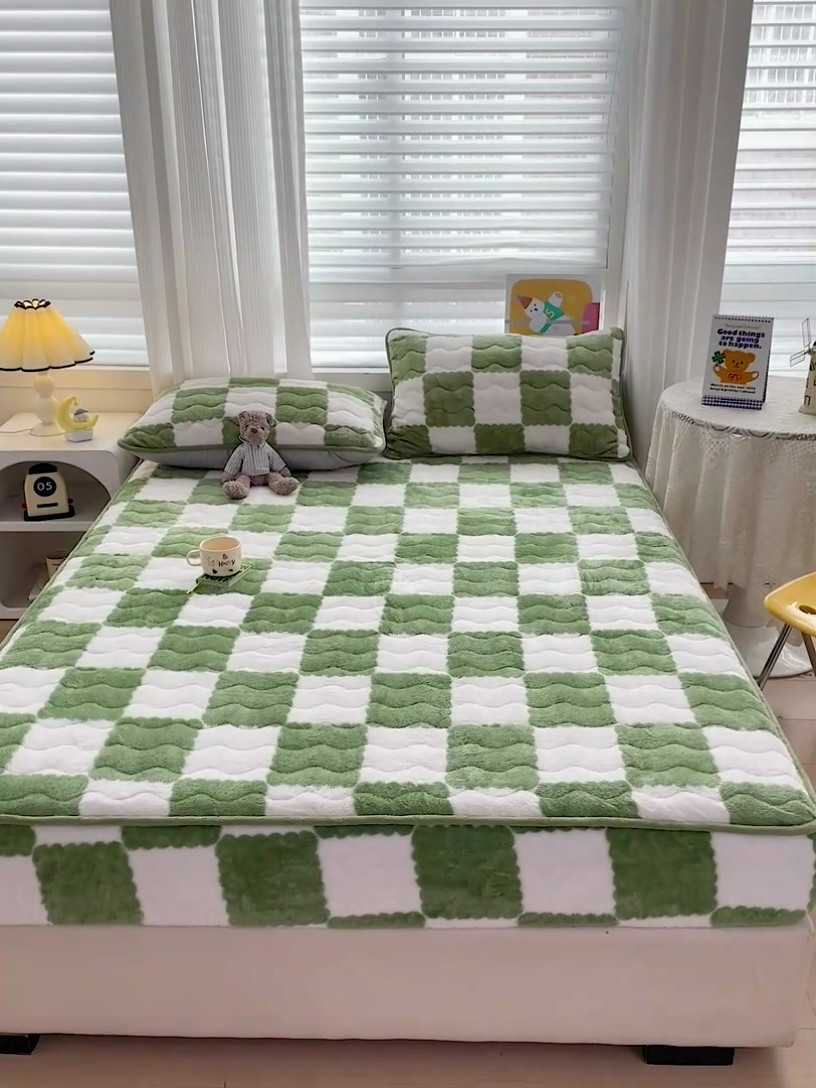 91家纺网 家纺一手货源 找家纺 叠派家纺 2024款秋冬北极绒加厚夹棉床笠三件套印花泰迪绒床垫保护罩-格子系列 绿