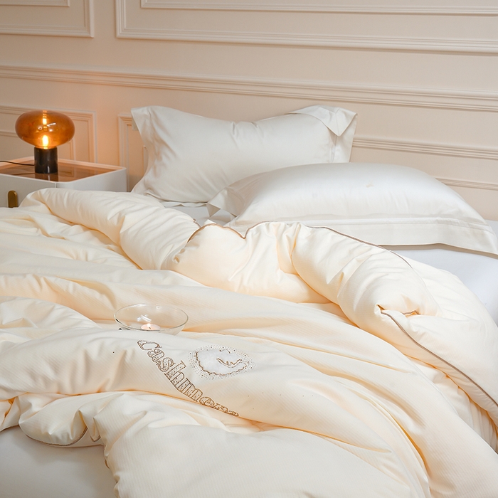 91家纺网 家纺一手货源 找家纺 丽卡家纺（原丽卡家纺） 2024新款7A抗菌艾阳棉提花知梦羊绒蛋白春秋被子被芯 象牙白