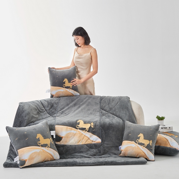 91家纺网 家纺一手货源 找家纺 照世家纺 2024新款牛奶绒策马奔腾抱枕被系列（控价72、92、139、169、219） 深灰