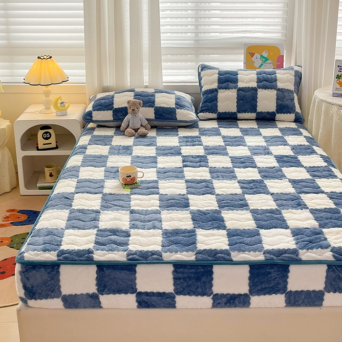 91家纺网 家纺一手货源 找家纺 叠派家纺 2024款秋冬北极绒加厚夹棉床笠三件套印花泰迪绒床垫保护罩-格子系列 蓝