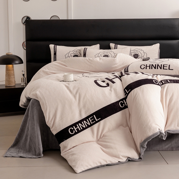 91家纺网 家纺一手货源 找家纺 摩卡（乐趣） 2024新款高克重牛奶绒大版印花四件套 山茶花