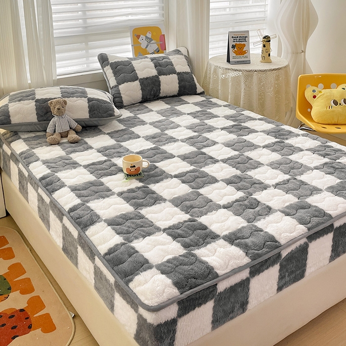 91家纺网 家纺一手货源 找家纺 叠派家纺 2024款秋冬北极绒加厚夹棉床笠三件套印花泰迪绒床垫保护罩-格子系列 灰