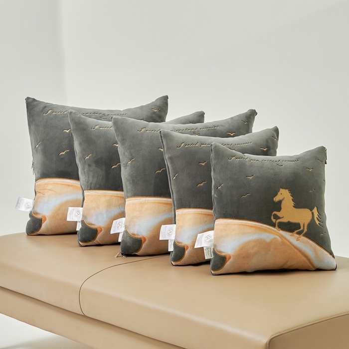 91家纺网 家纺一手货源 找家纺 照世家纺 2024新款牛奶绒策马奔腾抱枕被系列（控价72、92、139、169、219） 深灰